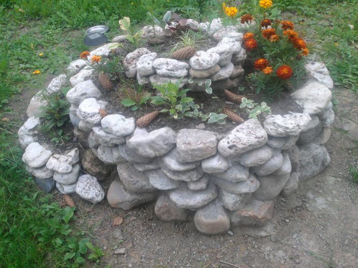 Kamenný kvetinový záhon