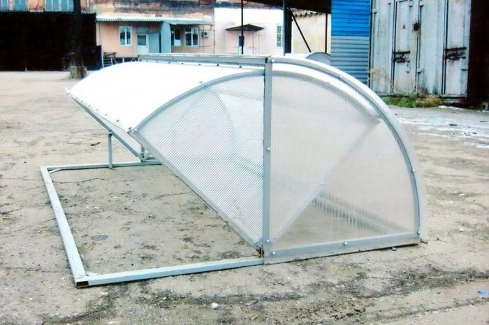 Kahon ng tinapay sa greenhouse