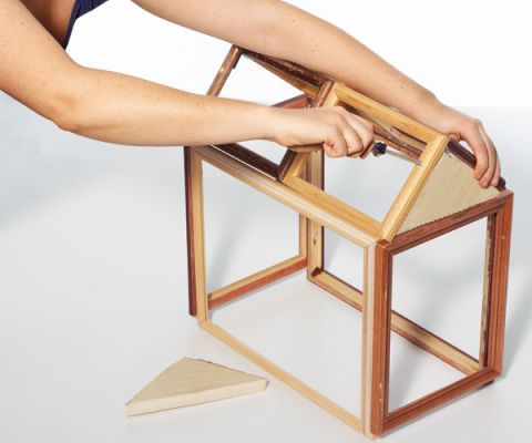 Ikinakabit namin ang plywood sa frame