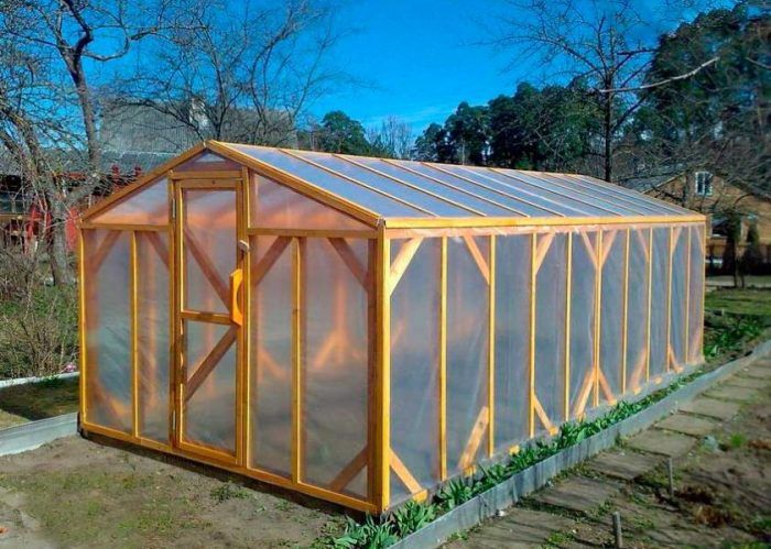 Greenhouse na gawa sa kahoy