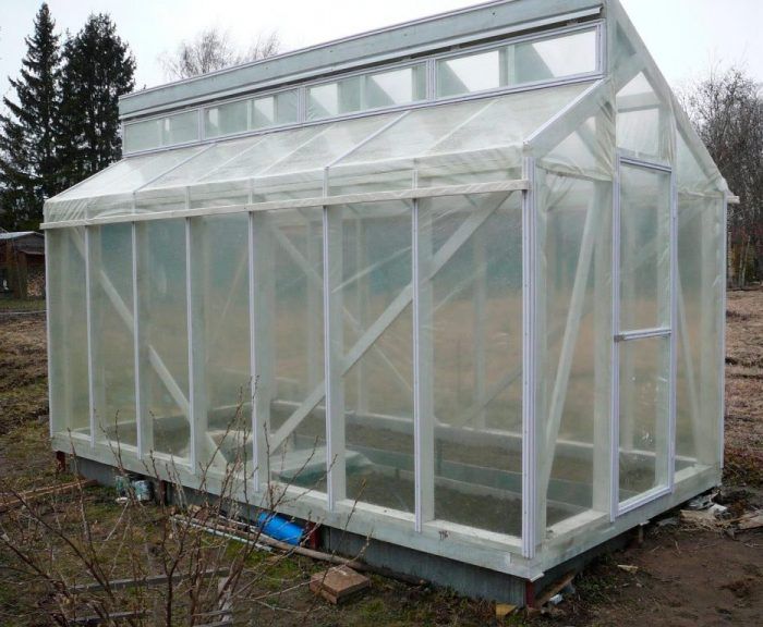 Natatakpan ng pelikula ang greenhouse