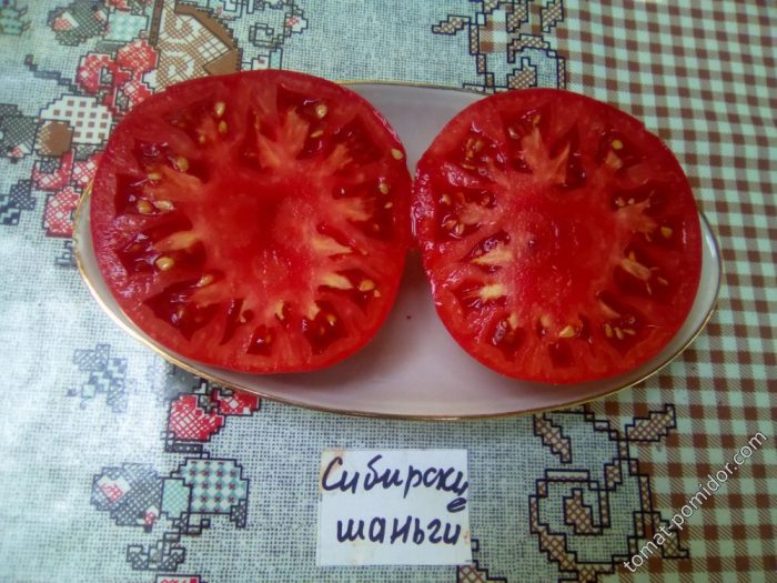 Mga kamatis na Siberian Shan'gi sa isang plato