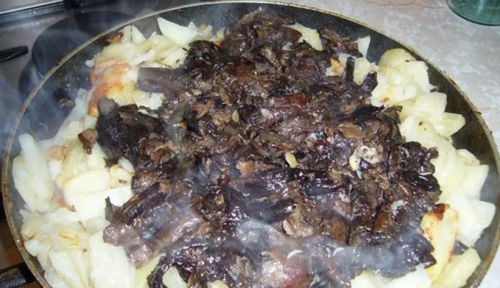 Pritong itim na gatas na kabute na may patatas