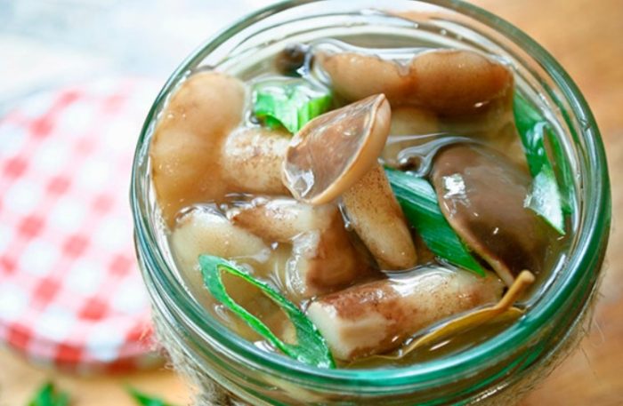 Mga mushroom na may mantikilya na may puting alak