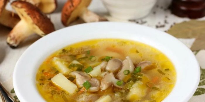 Sopas na kabute na may mantikilya