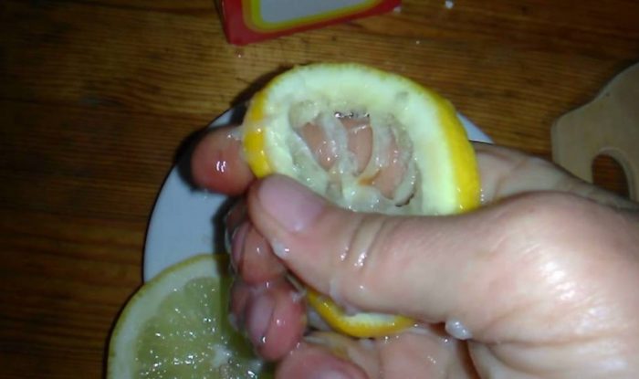 Paano hugasan ang iyong mga kamay gamit ang lemon
