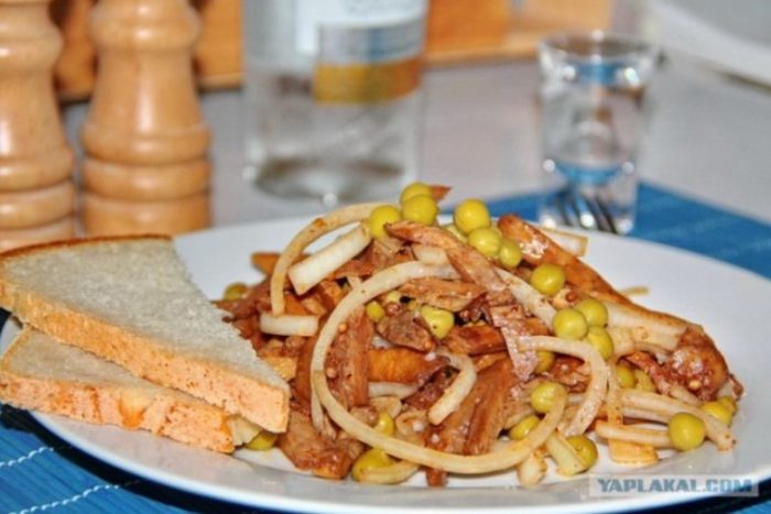 Isang ulam na may mga kabute ng gatas