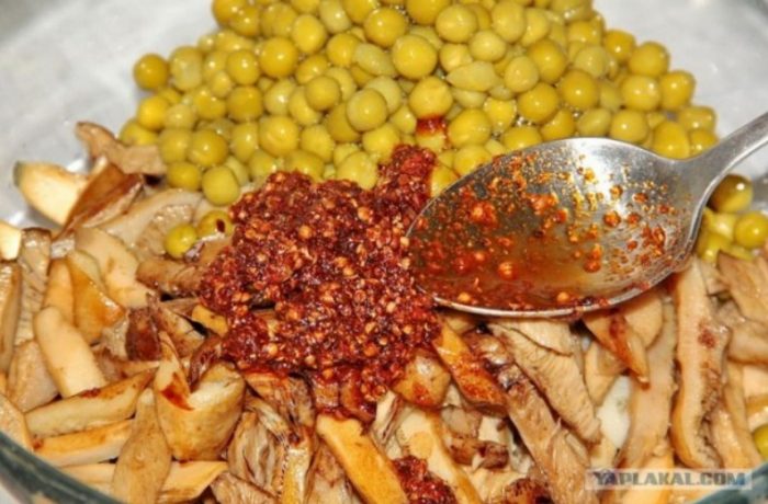 Pagdaragdag ng mainit na paste sa isang ulam na may mga kabute ng gatas