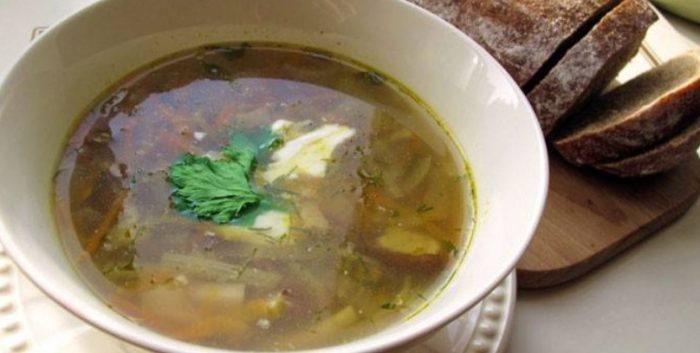 Sopas ng sorrel na may mga porcini mushroom