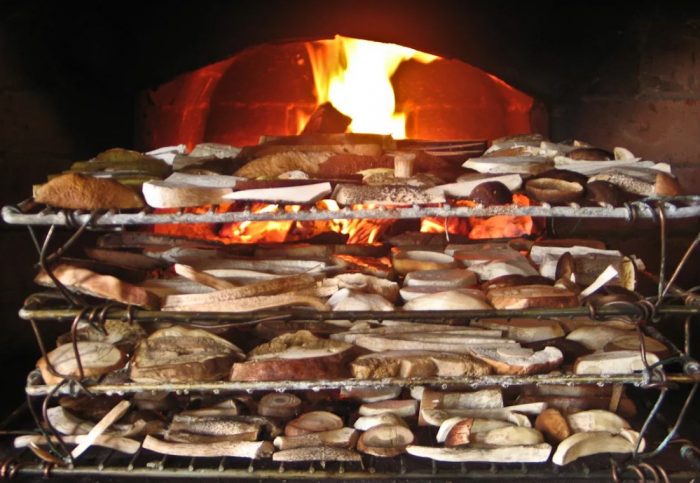 Pagpapatuyo ng mga porcini sa isang Russian oven
