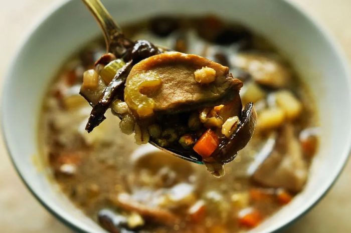 Sopas na may mga honey mushroom at pearl barley
