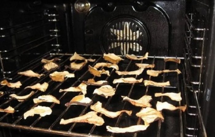 Mga puting pinatuyong tinapay sa oven