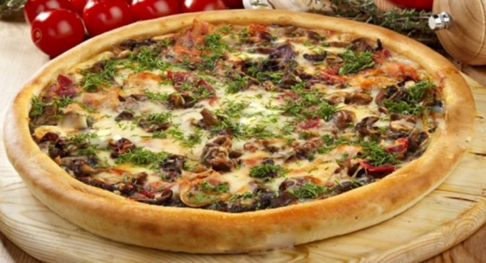 Pizza na may mga kabute na may pulot