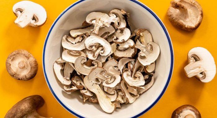Pinatuyong mga champignon sa isang mangkok