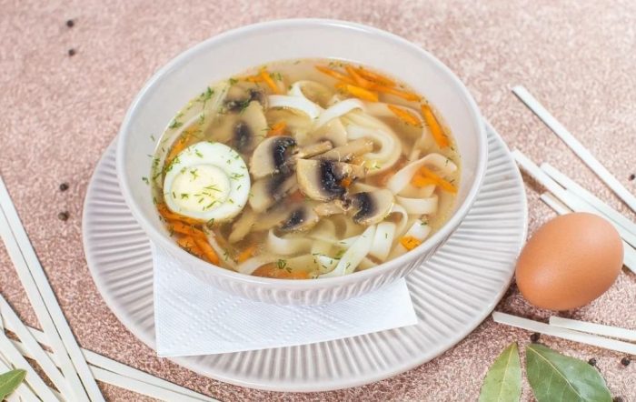 Sopas ng pansit at kabute
