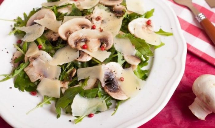 Salad na may mga champignon at arugula