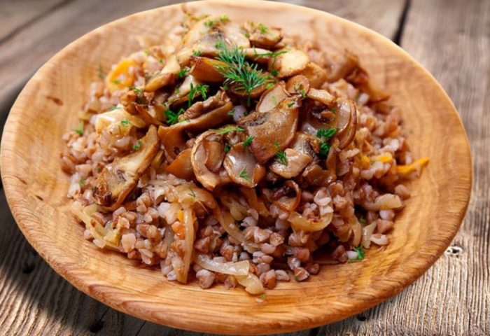 Lugaw na bakwit at mga champignon