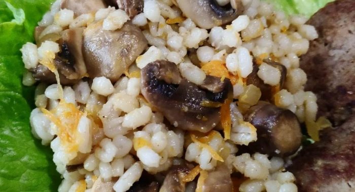Perlas na barley at mga champignon