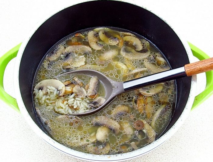 Sopas na may kanin at kabute