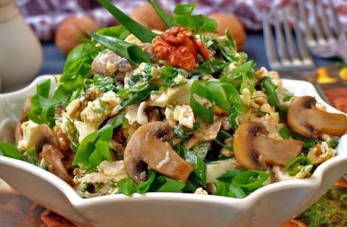 Salad na may mga champignon at manok