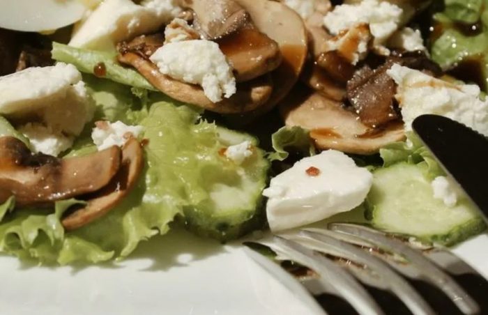 Mga Champignon na may feta cheese