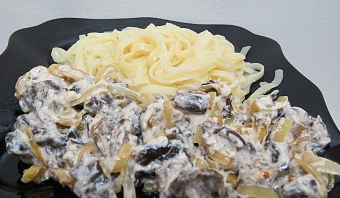 Mga kabute na may pulot sa creamy sauce
