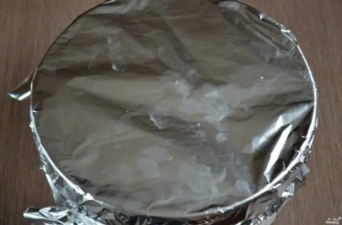 Isang pinggan na natatakpan ng foil
