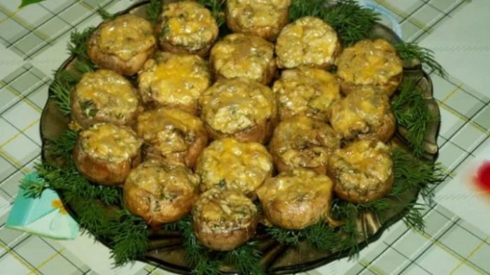 Mga pinalamanan na takip ng porcini mula sa oven