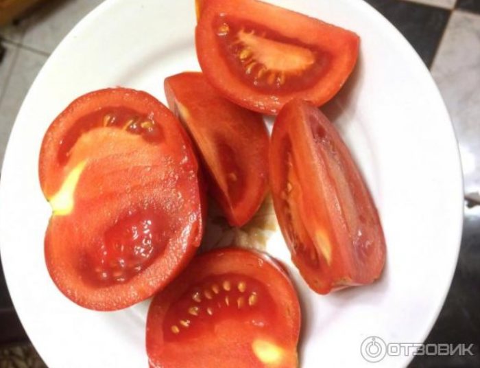 Tinadtad na kamatis ng uri ng Dubok