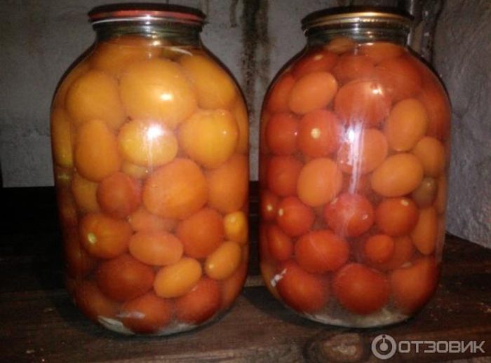 Mga dilaw na kamatis sa mga garapon