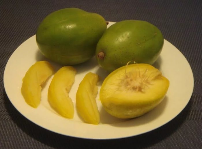 Mga hiwa ng prutas na Ambarella mula sa pulp