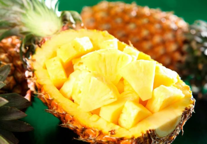 Mga piraso ng pinya sa balat