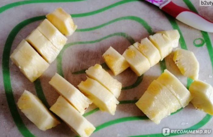 Mga piraso ng pulp ng pinya na hinati-hati
