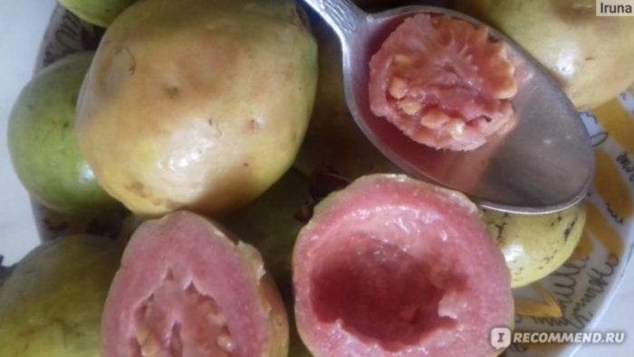 Makatas na kulay rosas na sapal ng bayabas