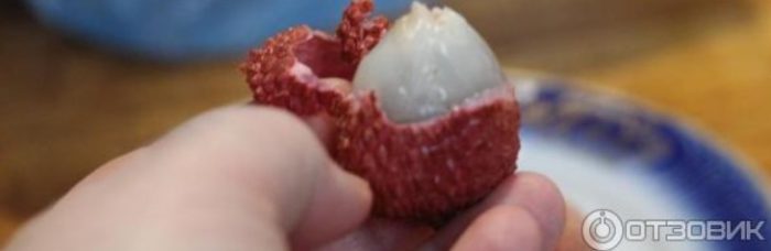 Pagbabalat ng lychee