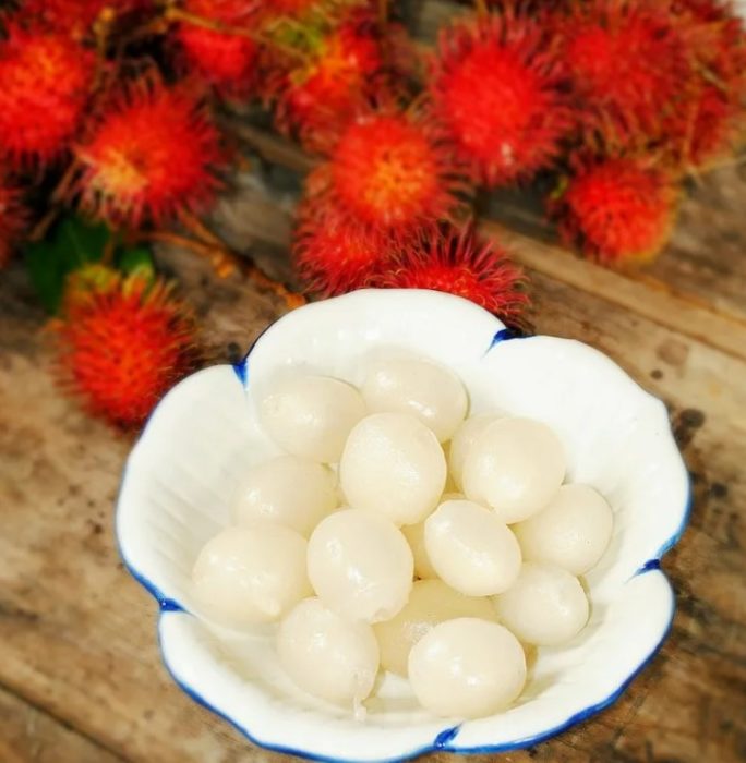 Mga binalatang prutas ng rambutan