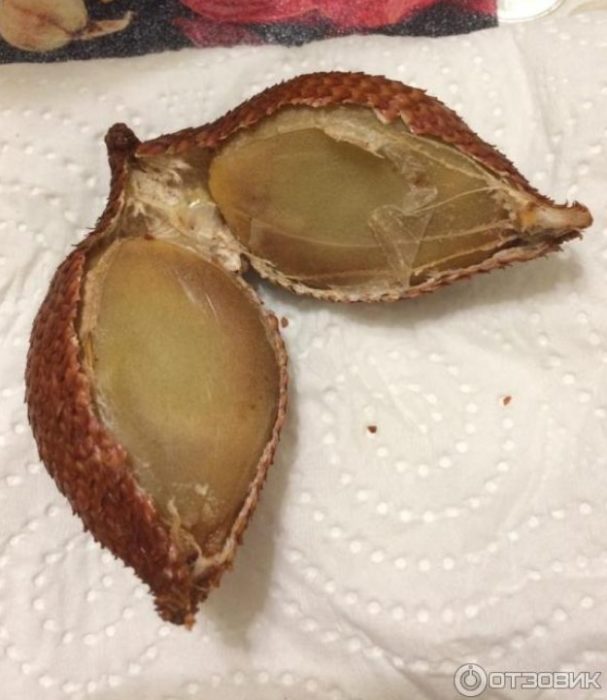 Isang hiniwang prutas ng salak