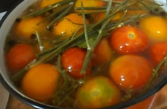 Cà chua chưa chín, ướp nhẹ muối