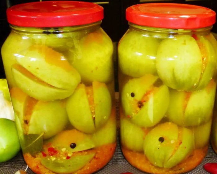 Cho cà chua nhồi vào lọ.