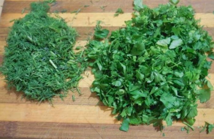 Chúng tôi thái rau xanh.