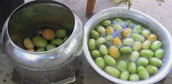 Xen kẽ cà chua và gia vị.